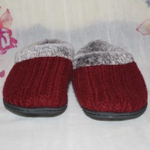 MAROON FUZZY SLIPPERS